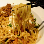アスリート中華ダイニングYI-CHANG - ”麺”は”菅野製麺所”にタレや胡麻ベースのスープによく絡むよう、特別に”太ちぢれ麺”を頼んでいるそうです。これから混ぜ混ぜです。