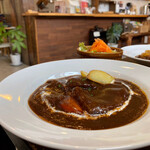 ピークス カフェ - ビーフシチュー単品¥1,050
                                サラダとライス付きで＋¥100✨