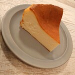 SCOOP - ベイクドチーズケーキ 600円✨濃厚なクリームチーズに後味は爽やかレモン♪