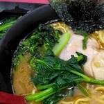 ラーメン 杉田家 - 奥通常トッピング、手前生ほうれん草