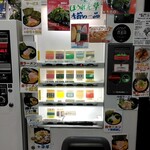 ラーメン 杉田家 - 店入口側券売機