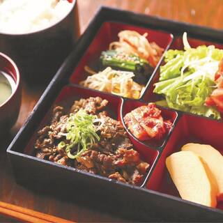 Original Yakiniku (Grilled meat) set meal 990 yen (tax included)