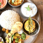 りぴぃーと - カレー４種＋本日のおかず＋スパイスたまご