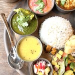 りぴぃーと - カレー４種＋本日のおかず＋スパイスたまご