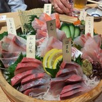 地魚大衆酒場 金八 - 鬼鮮魚の造り盛り合わせ