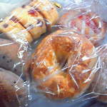 パン アトリエ　クレッセント  - くるみといちじくのベーグル・ダブルチーズベーグル
      ・グレープフルーツのデニッシュ・クランベリーのスコーン・黒米ロール