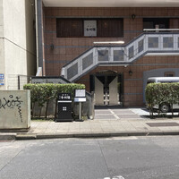 舎利膳 - 外観。外階段をあがる。