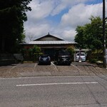 KAMO CAFE - 亀山湖の橋を渡った突き当たりにお店はあります。