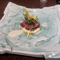 飛騨牛グリルばくろ - 飛騨牛のタタキ(レモンと塩麹のソース)