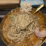 夕焼けラーメン - この麺が余りない美味しい細麺です！豚骨の小麦の香りと粉っぽい麺が大嫌いな私が絶賛する美味しい麺です！