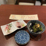 酒肴場 屯 - 本日の海鮮丼は、シマアジ、メジナ、イシダイ、アオリイカ、マダイ、クロソイ、ヒラメ、タコ野沢菜山葵あえと相変わらず合格絢爛。そして美味！