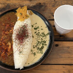 マンドリルカレー - 赤と白のあいがけカレー