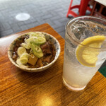 食事処 まえ田 - 牛すじ煮込み650円＋レモンサワー500円