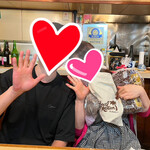 小料理 椿 - プレゼントを抱えるK子とM坊