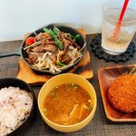 ビストロ&カフェ 北海道マルシェ - ご飯は白米と五穀米から選べて大盛りお代わり可。