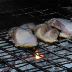 居酒屋 いさお - ３等分して若鶏を焼いてます