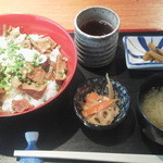 新勝丸 - 牛すじ旨煮丼￥500