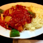 コチン ニヴァース - ランチメニューのトマトチキンセットのカレー（880円）。たまねぎは注文を受けてからざく切りにしてさっくり合わせる。ちゃんと火は通っているのにフレッシュでみずみずしさと歯ごたえがしっかり残ってます。