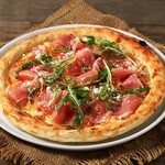 Prosciutto and arugula pizza