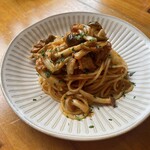 BEARE - 本日の選べるお料理 サーモンとキノコのトマトソースパスタ