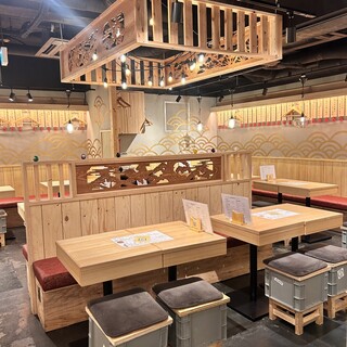 個室、テーブル席、カウンター席あり〼