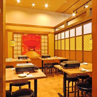 【靴を脱がなくてOKのテーブル席】店内は温かみのある明かりで雰囲気抜群♪