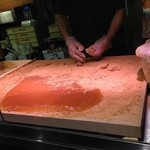 かねすえ JR池袋駅店 - 手でていねいにつくっています。
                                この人が試食もくれました。