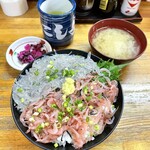 Nishiyo - 生桜エビ・生シラスのぬまず丼　蜆の味噌汁、漬物付き