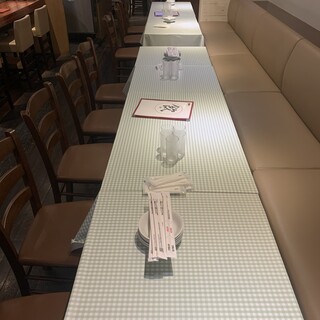 真ん中のテーブル。最大18名。