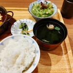 宮崎肉処 霧峰 - ご飯、漬物、お吸い物、サラダ