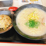 餃子の王将 - 日替わりランチ火曜日
            コーン白湯ラーメン大盛りスープ多め
            高菜炒飯