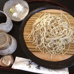 蕎麦　にしむら - ざるそば大盛り1500円。
            癖がなく、本当にさっぱりでツルツルと、いただけてしまう美味しさ。大盛りでもさらっといただけました。