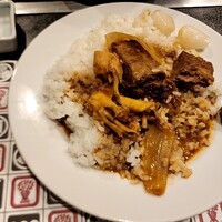 紅花別館 - サラサラ、ごろごろ、ラッキョウライスはお代わり自由