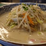 Shiki Yoshi - ちゃんぽん麺2/3、1,000円税込。盛り盛りの野菜、あさりの出汁感ばっちり。スープ熱々。大満足の一杯。あとは喫煙者とエリアを分けて欲しいなぁ。