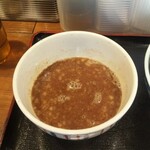 つけ麺　秋山 - 肉つけ麺の小盛りのつけ汁