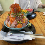 熱海駅前・おさかな丼屋 - 海鮮てっぺん丼