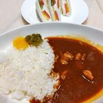 千疋屋総本店 - マンゴーカレー とフルーツサンド（どちらもハーフサイズ）、とは言っても僕にとってカレーは小腹満たしには丁度良いサイズだと思います＾＾ｂ