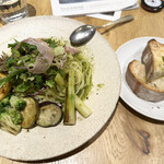 LATTE GRAPHIC 自由が丘店 - 生ハムとグリル野菜のジェノベーゼパスタ（大盛り）と石窯焼きライ麦パン