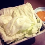 焼鳥 日高 大宮中仙道店 - 生キャベツ(味噌マヨ)、110円。
