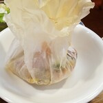 キッチン ブルー グローブ - 鶏肉とあさりのカルトッチョは、袋に包まれています