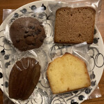 ザ・ペニンシュラ ブティック＆カフェ - 左上：ブラウニー、右上：桜ストロベリーケーキ、左下：紅茶マドレーヌ、右下：シトロンケーキ