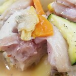 キッチン ブルー グローブ - あさりが出てきました、仄かにスープが見えます