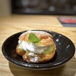 福岡焼肉kintan - ◆デザートは「シュークリーム」・・ビスタチオクリームと生クリームが入り、甘さ控えめで美味しい。