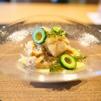 ひがしやま 司 - ナムルにしたホワイトアスパラと毛ガニを混ぜ合わせて。