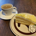 TOUYA - デザートのマロンケーキとカフェ・オ・レ