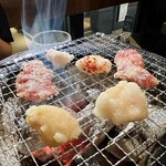 Kameido Horumon - 七輪で肉を焼く様子
                        2023年6月13日