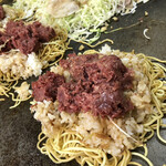 Okonomiyaki Hirano - ライスの上にコンビーフ