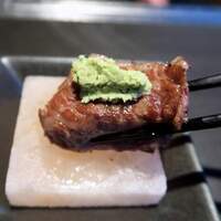 牛の達人 GINZA - 岩塩プレートで軽く味付け