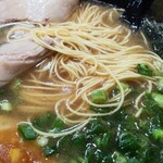 秀華 - とんこつラーメン550円の極細麺