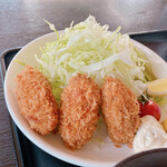 Minori Shokudou - サクサクのカキフライ。タルタルとからしとソースでパクリです。美味しい。